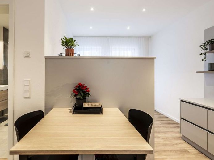 Neubau! Komplett möbliert mit Schreiner Küche und hochwertigen Schreinermöbeln! Südbalkon! – Foto 1