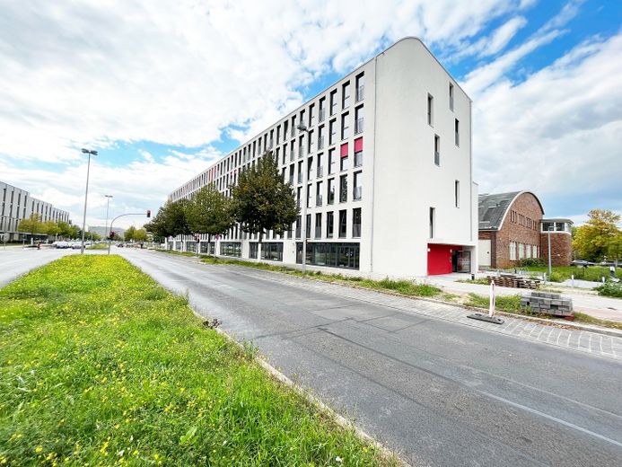 möblierte Neubauwohnung in zentraler Lage – Gebäudefassade und Umgebung