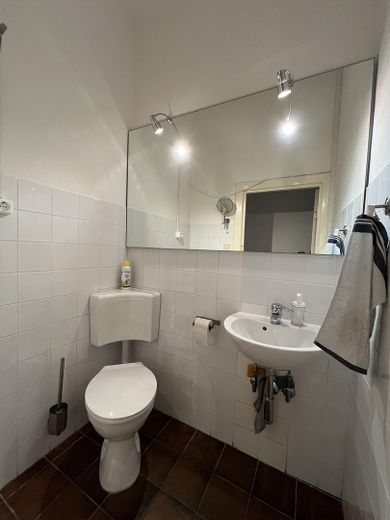 Wunderschöne 4-Zimmer-Altbauwohnung mit Garten in Wilmersdorf, nahe Rüdesheimer Platz – Gäste-WC