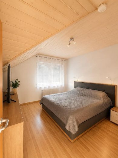 Großzügige 4-Zimmer-Maisonette Wohnung mit Hauscharakter, Garten und 2 Garagen – Schlafzimmer
