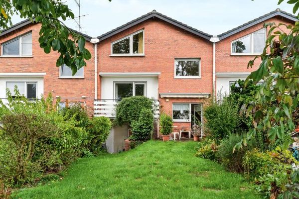 Emmerich: Wohnen auf mehreren Ebenen mit Garten, Garage und drei Balkonen