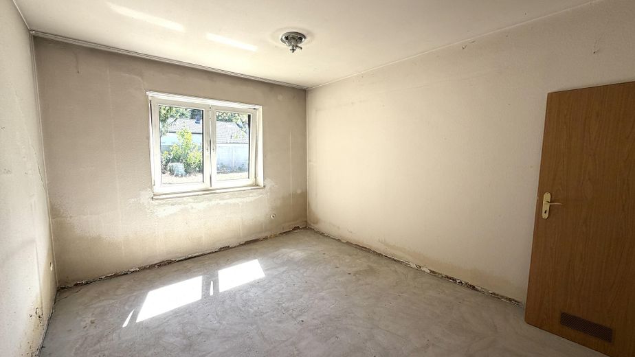Rohdiamant in Top-Lage: Ebenerdiger Bungalow mit großem Garten – viel Platz für Familien – Schlafzimmer