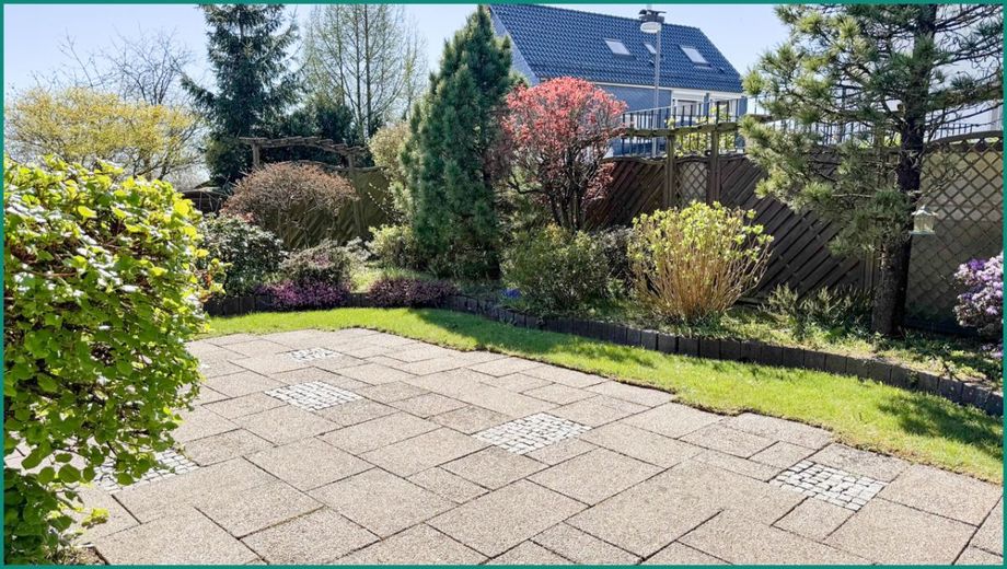 GENERATIONENHAUS MIT VIEL PLATZ IN SCHÖNER WOHNLAGE NÄHE STADTZENTRUM VON RADEVORMWALD, PROVISIONSFREI – Große Gartenterrasse mit