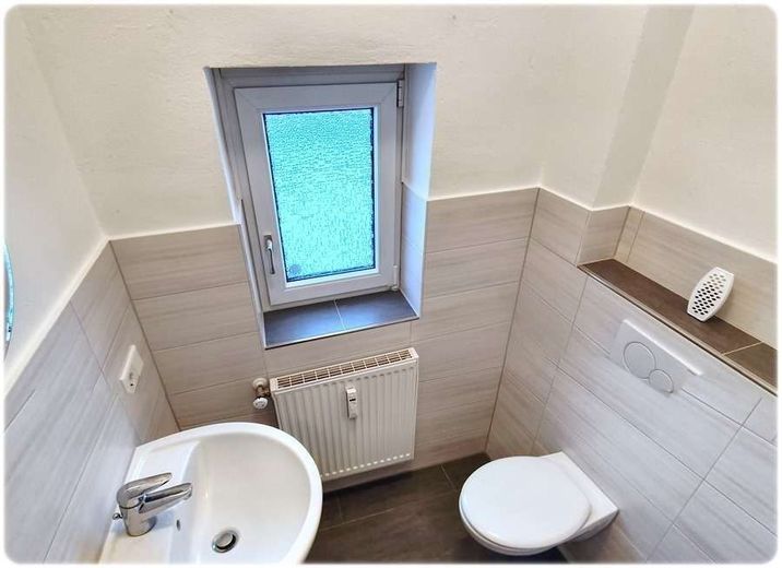 Uetze: 2 Häuser = 3 Wohnungen, 3 Garagen + Carport + potentielles Bauland im Garten – ZFH EG Gäste-WC