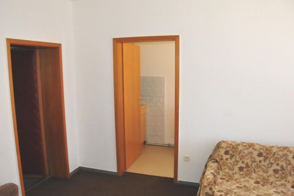 Appartamento monolocale di due locali con cucina separata e posto auto