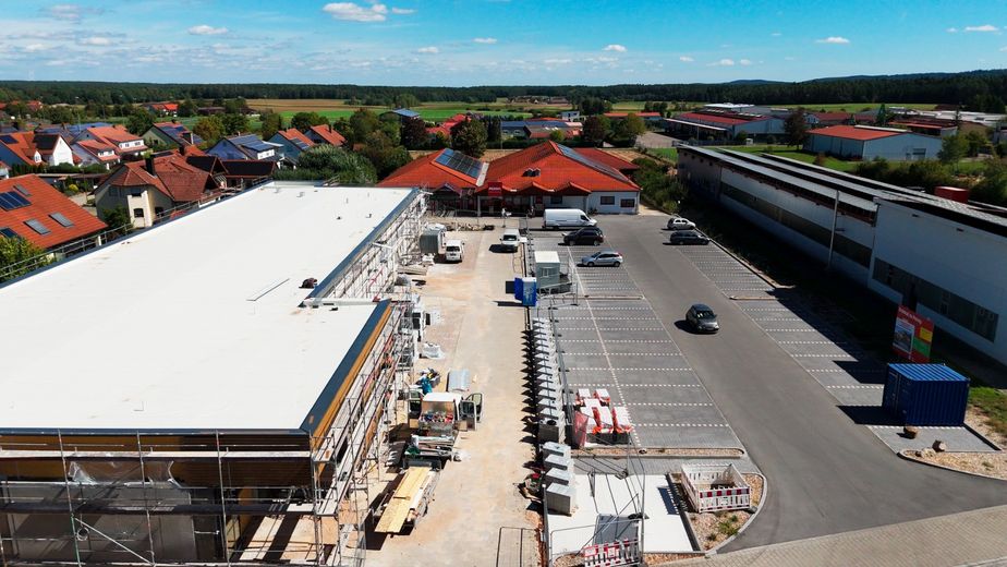 800 - 1000 m² Gewerbefläche mit großem Parkplatz neben Fitnessstudio und Neubau Penny Markt – Gebäude Position - Realität