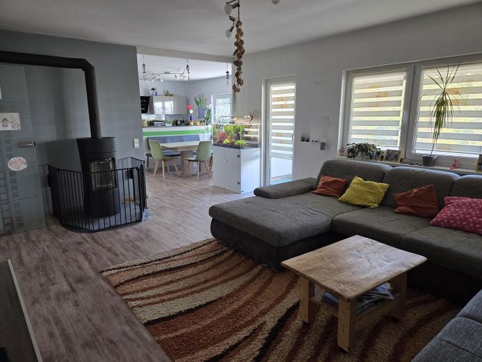 Tanto spazio, tante possibilità: casa plurifamiliare con ampio terreno! – EG Wohnzimmer