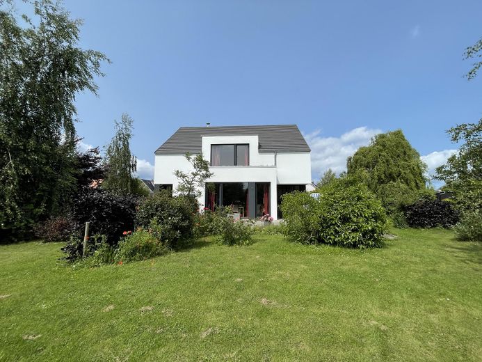 Wohnhaus von Süden mit Garten