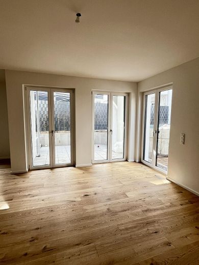 Lichtdurchflutete Neubau-Gartenwohnung mit Terrasse & hochwertiger Ausstattung – Wohnzimmer 