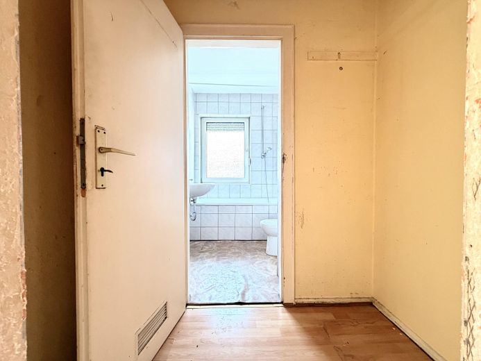 Viel Raum für Familie oder Investment – leere 4 Zimmer-Wohnung mit großem Balkon + PROVISIONSFREI + – Flur mit separatem WC/Abstell