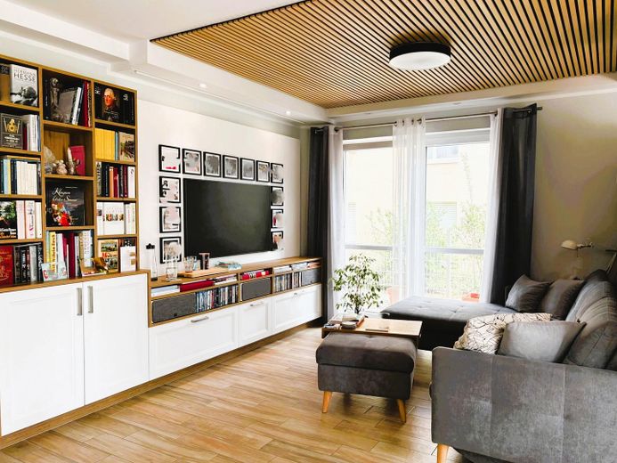 Für alle Lebensphasen: Moderne, barrierefreie EG-Wohnung mit Garten am Stadtpark Dietzenbach – Wohnzimmer