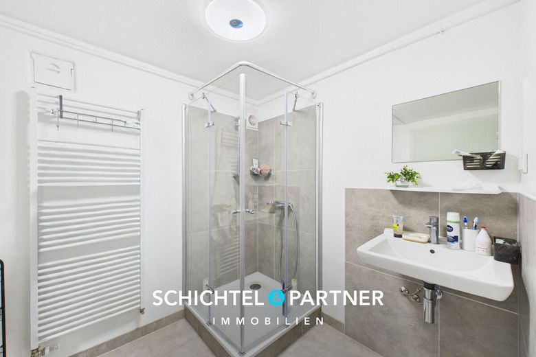 Bahnhofsvorstadt | Studentenhaus mit zwei Balkonen und Terrasse – S&amp;P | Dusche