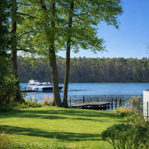 gepflegte Villa mit eig. Seezugang, Steg, Gästehaus, Sauna, Designmobiliar nahe Berlin – Foto 34