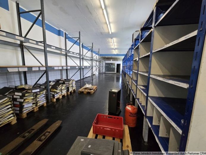 Heated commercial hall with storage, office, cold rooms, basement, garage & parking spaces – Foto 1