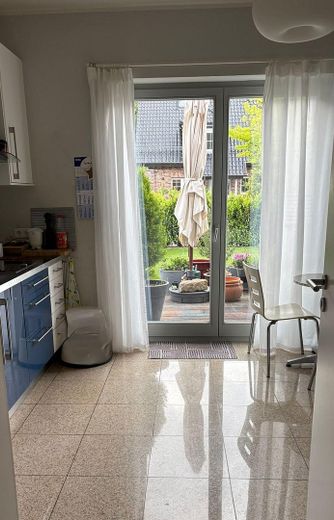 Garten-Wohnun­g mit eigenem Eingang und Garage nahe internationaler Schule, von Privat, Preis VB – Blick durch die Küche 