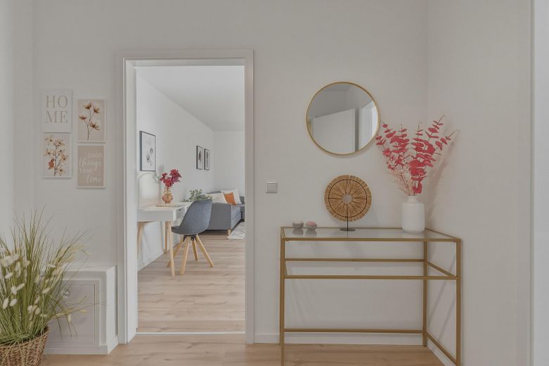 Amore per il giardino! Appartamento ristrutturato di 2 locali libero da subito, con splendido giardino privato e terrazza soleggiata – Flur