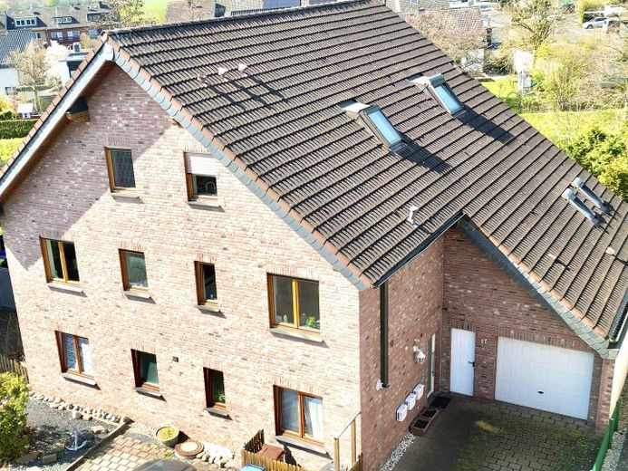 Barrierefreie Erdgeschosswohnung mit großem Garten & Terrasse in Wesseling-Keldenich – Garage neben der Haustüre