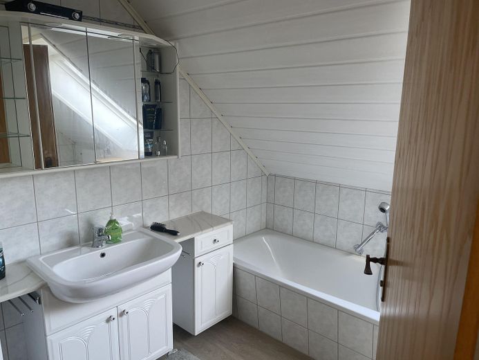 Bad mit Waschbecken und Wanne