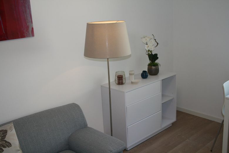 Ruhiges modern, möbliertes Appartement nähe Ostbahnhof – Bücherregal