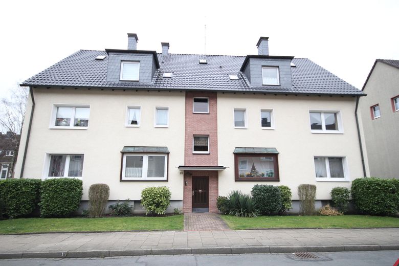 2,5 Raum Hattingen-Südstadt, Wannenbad + Fenster, Balkon 18 m², Energetikhaus – Vorderansicht mit Vorgarten