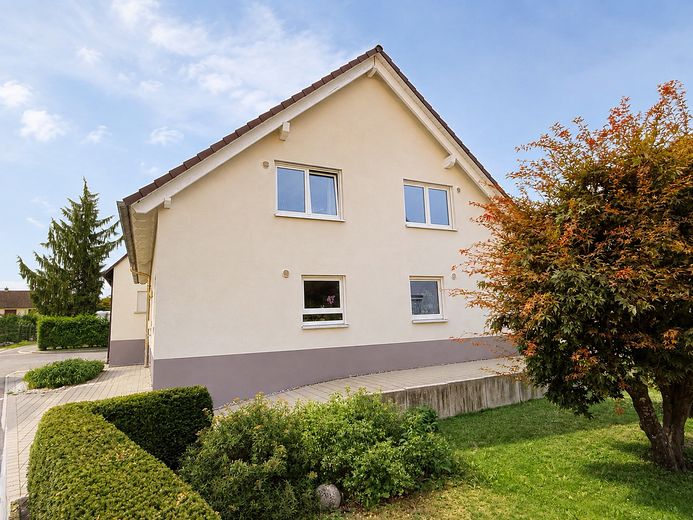 Moderne Doppelhaushälfte mit Garten in Bietingen – Foto 1