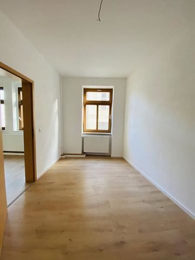 2-Zimmer mit Laminat, Wanne, Dusche und sep. WC und in zentraler Lage! – IMG_9979