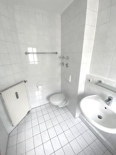 Schicke, helle 2-Zimmerwohnung zum Wohlfühlen ca. 62m² in optimaler Wohnlage – Badezimmer mit Toilette