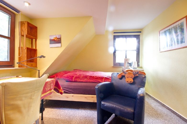 Very cozy furnished room in the attic of a family house, internet access possible – b230e24eec195233a5d90e72a55a772ef7c0985d.jpg