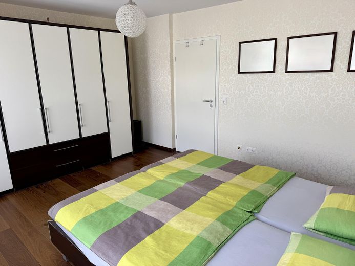 Trasferirsi e sentirsi a casa: casa a schiera di testa KfW-55 con giardino e ampia terrazza sul tetto – Schlafzimmer