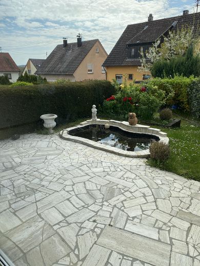 Casa a schiera di testa in posizione residenziale tranquilla a Untereisesheim – Terrasse und Teich 
