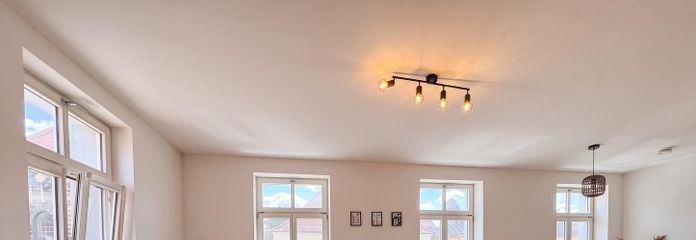 Helle 2-Zi-Wohnung mit historischem Flair - modernisierter Altbau mit Einbauküche und Tageslichtbad – Wohnzimmer mit offener Küche