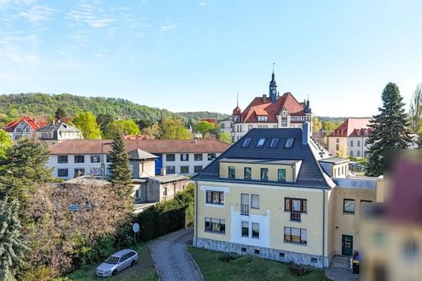 Palazzina con 5 unità abitative, ca. 390 m² di sup. ab., ca. 2040 m² di terreno nel centro di Radebeul - senza provvigione