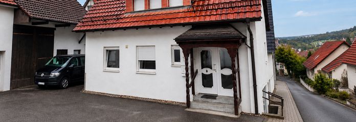 PROVISIONSFREI: Viel Platz für Generationen – Haus mit Einliegerwohnung & Scheune nahe Porsche – Eingang Haupthaus