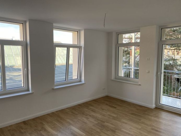 Bonito apartamento de 3 habitaciones con balcón – Foto 1