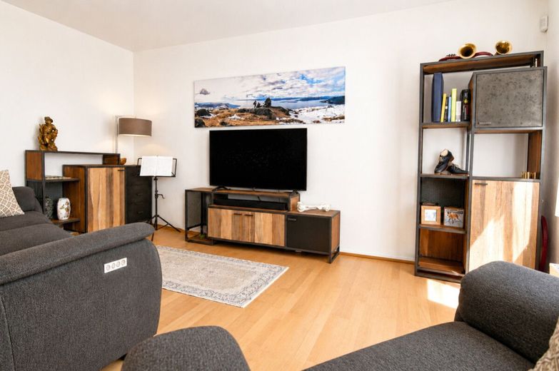 Süße Maisonette, eigener Eingang, mit Gärtchen und 2 Stellplätzen – Wohnen EG