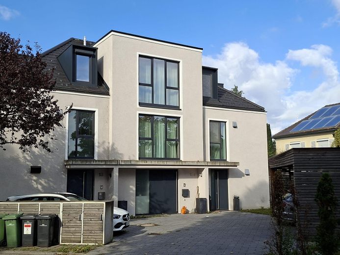 Eindwoning in Markt Schwaben – Einfahrt zum Haus (rechts)