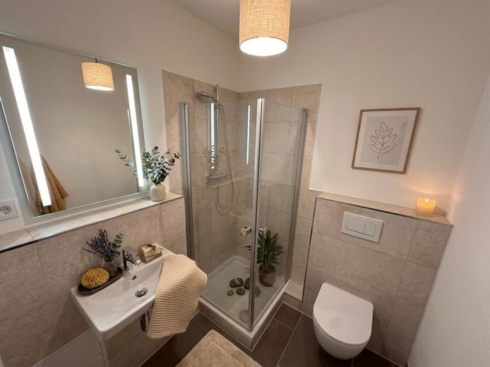 Lichtdurchflutete 2,5-Zimmer-Maisonette, Terrasse und Garten – frisch renoviert & sofort beziehbar – Einrichtungsbeispiel Bad OG