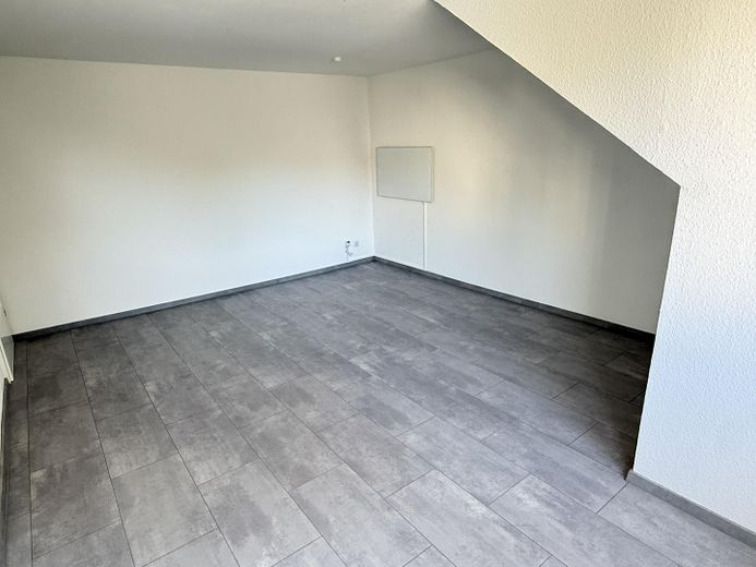 Frisch sanierte 2 Zimmer DG-Wohnung mit Einbauküche und Vorratsraum an der schönen Nordbahntrasse – Wohnzimmer