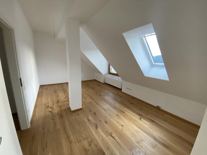 Erstbezug nach hochwertiger Sanierung – schönes Mittelhaus mit Terrasse & Talblick & Carport – Schlafzimmer