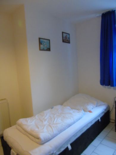 Appartamento seminterrato modernizzato in posizione tranquilla con terrazza, giardino e posto auto – Kleines Zimmer Bild 2