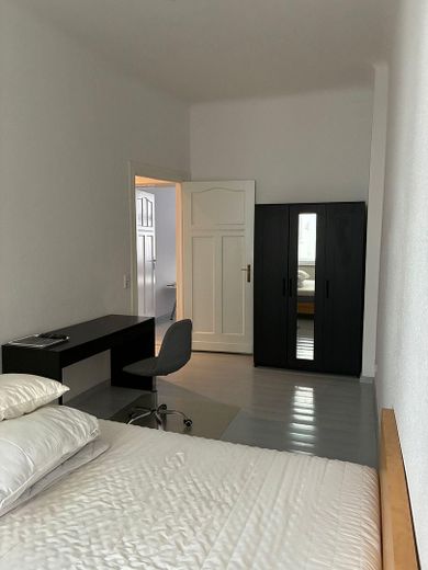 Frisch renovierte 2-Zimmer-Wohnung mit Balkon im Neuköllner-Kiez – Zimmer 2