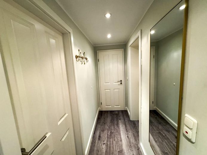 Voll möbliertes 2 1/2 Zimmer Apartment mit Balkon und High-Speed-Internet – Flur