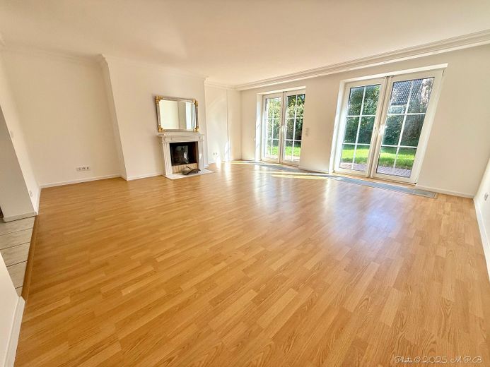 lichtdurchflutetes Wohnzimmer