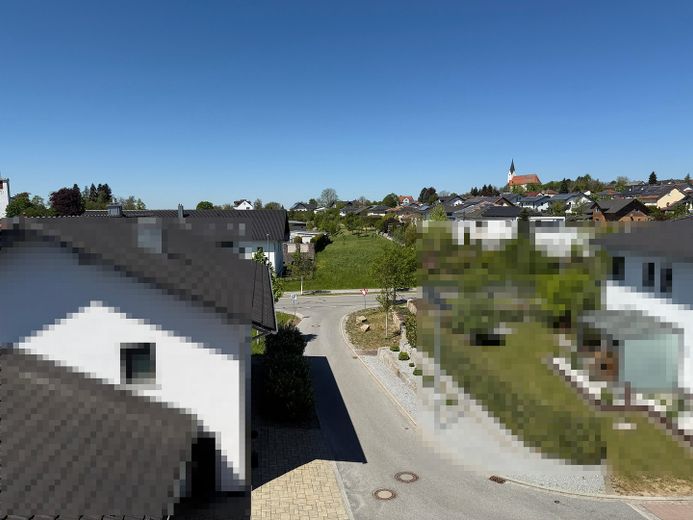 ETW mit gehobener Ausstattung und Fernblick in beliebtem Wohnviertel von Hengersberg – Fernblick Balkon Hengersberg