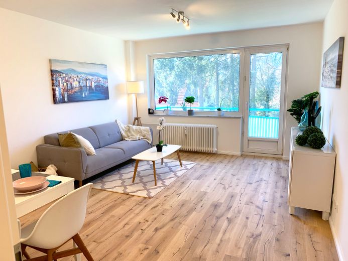 Wohnen auf Zeit: Kernsanierte 2,5-Zimmer-Wohnung mit Südwest-Balkon in Rahlstedt – Wohnzimmer Ansicht 1