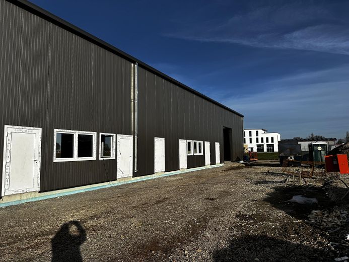 Moderne Warmhalle 1x114m2/NE5, 1x114m2+22m2 Büro/NE6 – Foto 1