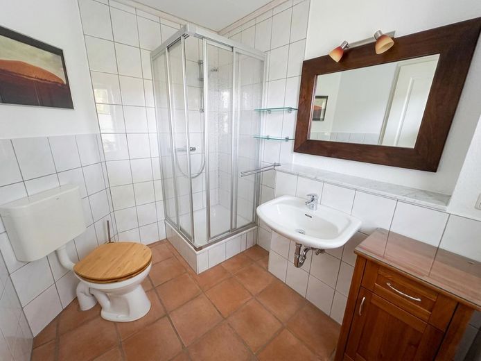 Senza provvigione: porzione di bifamiliare in stile casa svedese con sauna, ampio giardino e vista sui campi – Gästebad im EG