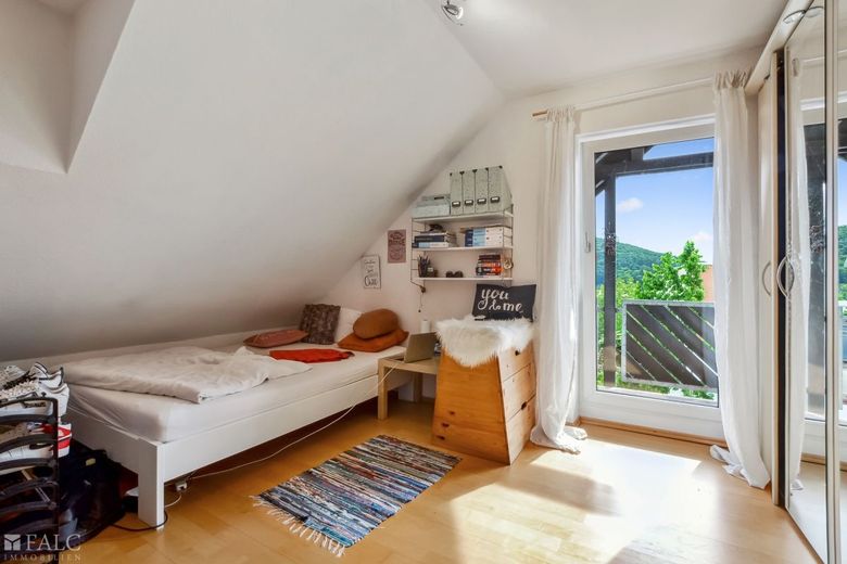 Charmante 3,5-Zimmerwohnung im 2. OG in ruhiger Lage – Erstes Schlafzimmer