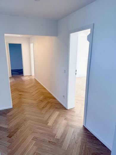 Po prostu się wprowadź – wyremontowane 4-pokojowe mieszkanie z balkonem od strony zachodniej – Flur