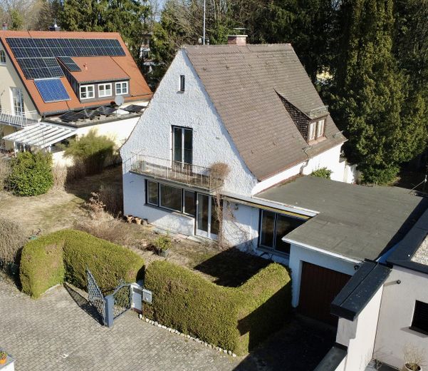 Splendido terreno di rara bellezza nella posizione migliore di Stockdorf – Luftansicht Haus